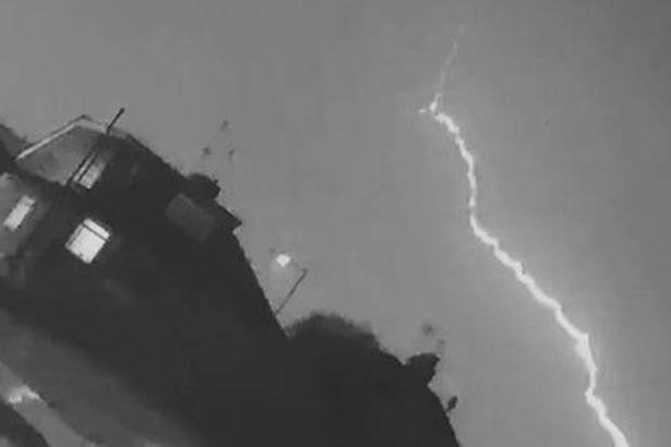 英国飞机遭雷电暴击，居民镜头记录惊人一幕，网友疯传