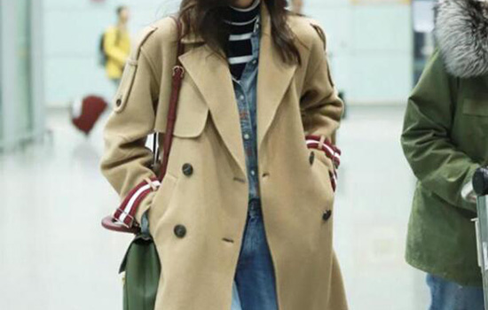 驼色大衣配驼色毛衣穿出高级感,驼色大衣搭配驼色的马丁靴