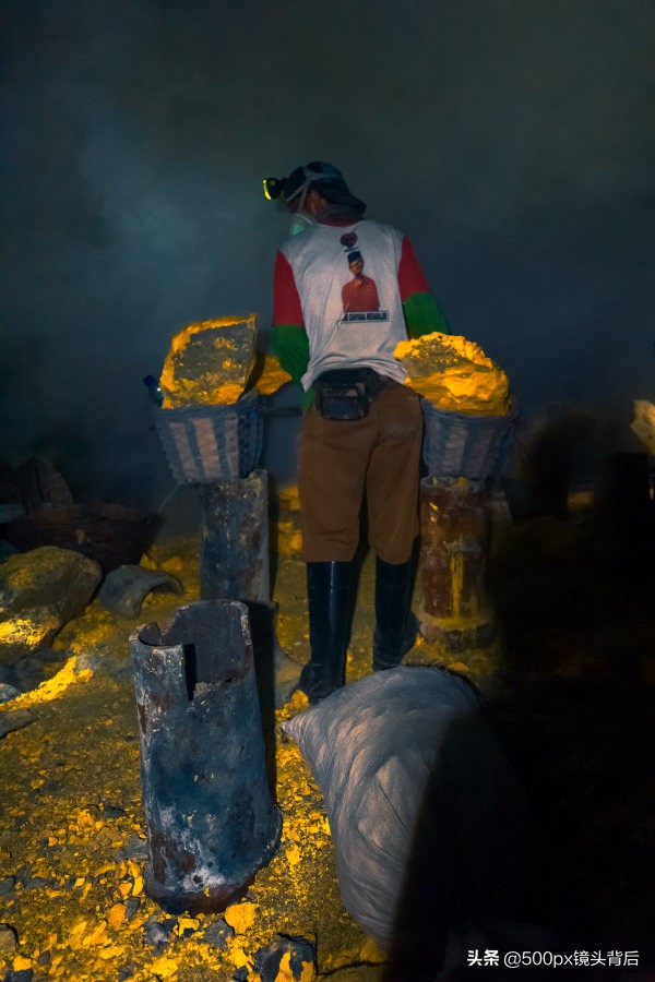 蓝火，是游客追逐和观赏对象；而硫磺矿，更是矿工赖以生存的物品