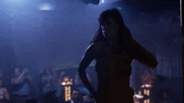 美艳女星出书爆料：15岁遭性侵、42岁流产，还被迫三人行？