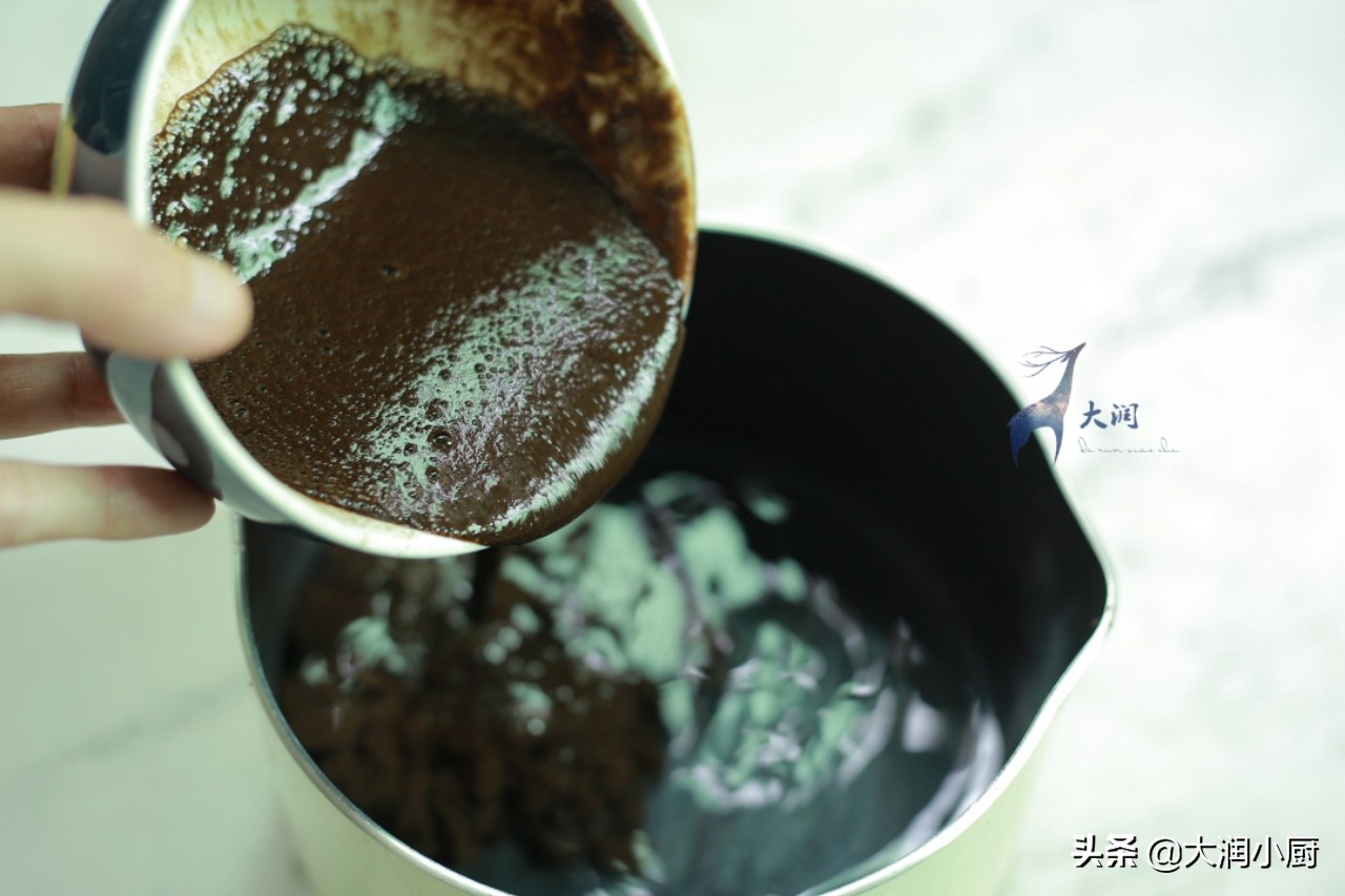 自制龟苓膏清热消暑的必备饮品,龟苓膏熬成糊