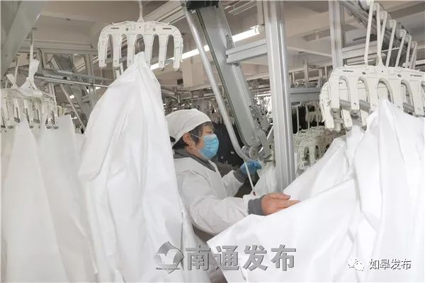如皋九鼎服装复工率百分百！首批1500件防护服已发往武汉等地！