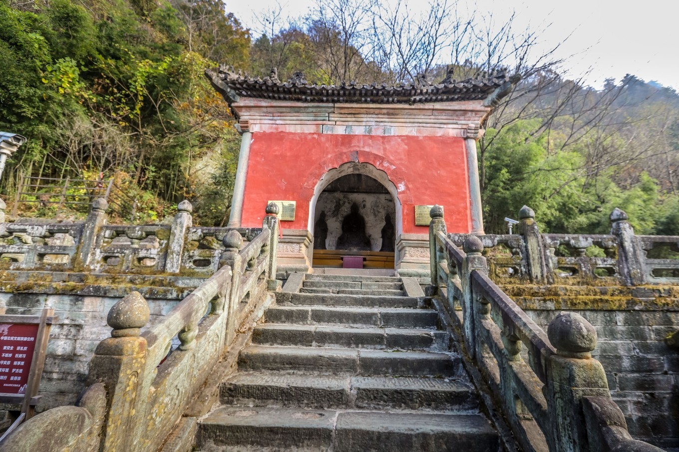 中国的世界文化遗产武当山金顶,悬崖绝壁山水画