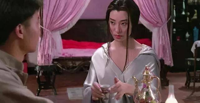 因“重男轻女”而自杀，拍全裸写真的“鬼后”王小凤：为何抑郁？