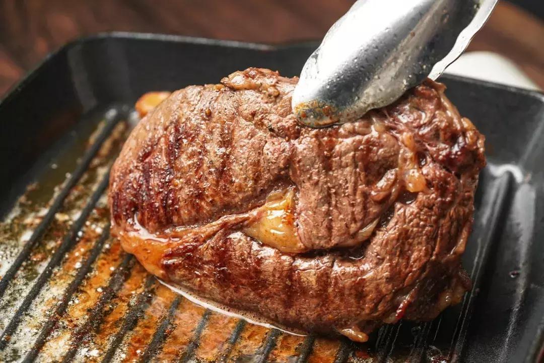 在家做牛排比西餐厅还好吃试试吧,在家也能做出美味的牛排的说说