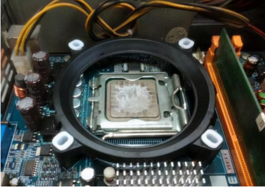 电脑开机风扇猛转一下恢复正常,电脑起不动风扇一直启停