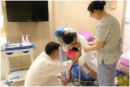 孩子臀位无法顺产，医生徒手将孩子转正，会这个技术的不多了