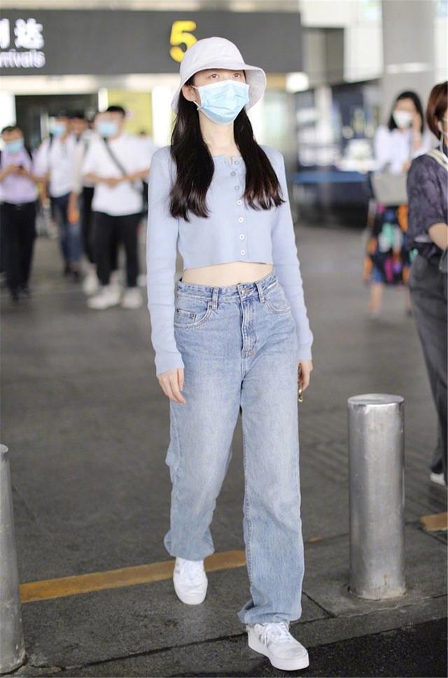 秋冬小个子五五分身材牛仔裤穿搭,时尚双背带牛仔裤显瘦又减龄