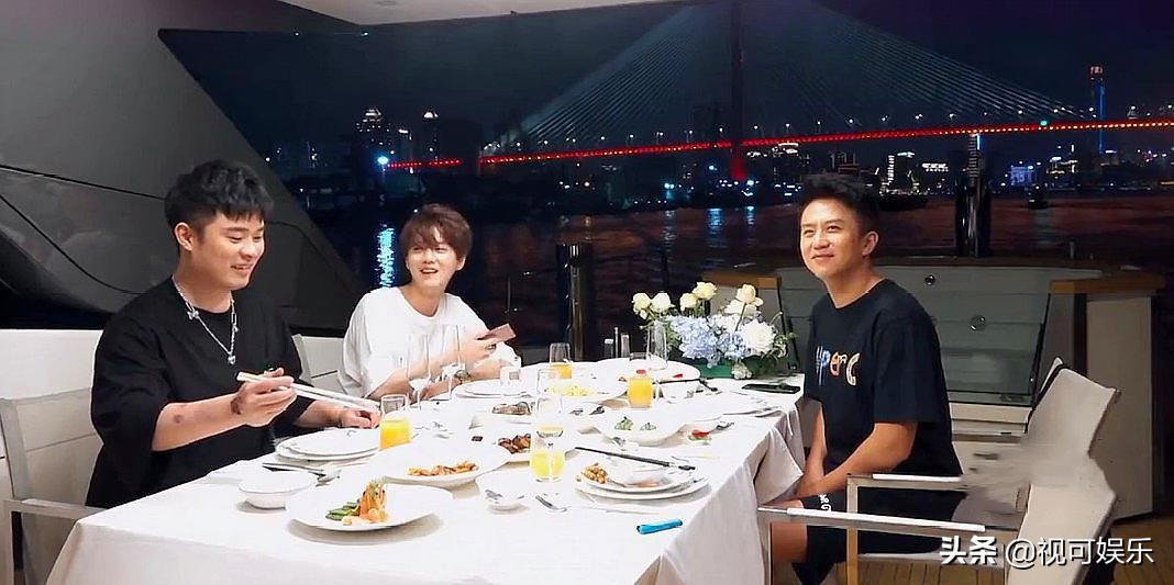 跑男三兄弟新综艺上线，鹿晗用裤衩擦嘴，陈赫成现实版“铁公鸡”