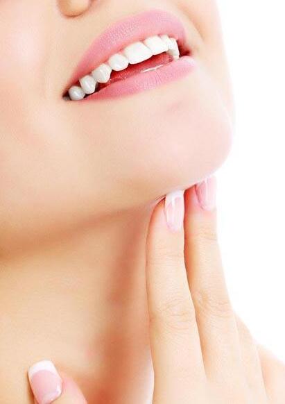 脖子下巴连接处两侧老长红色的痘,下巴下面脖子上长痘是怎么回事