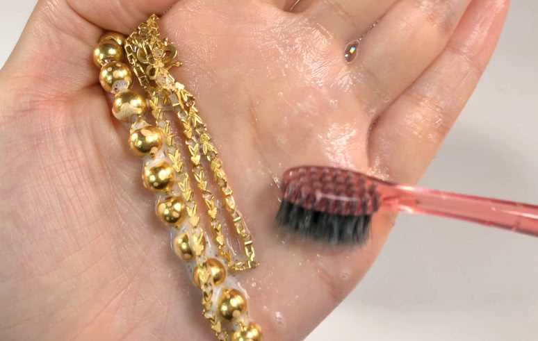 金首饰戴久了发黑没光泽，加点“便宜货”一刷，和新的一样光亮！