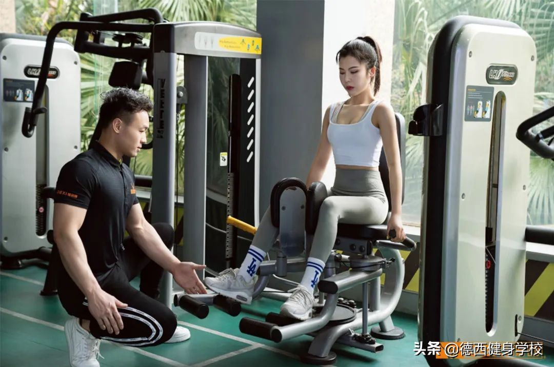 燃爆体能赛现场的，除了爆燃的体能咖，还有德西这支神秘的队伍