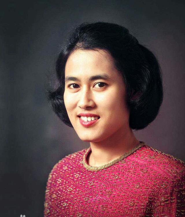 公主和国王简朴又亲民，公主像卖菜大婶，国王像民工大叔