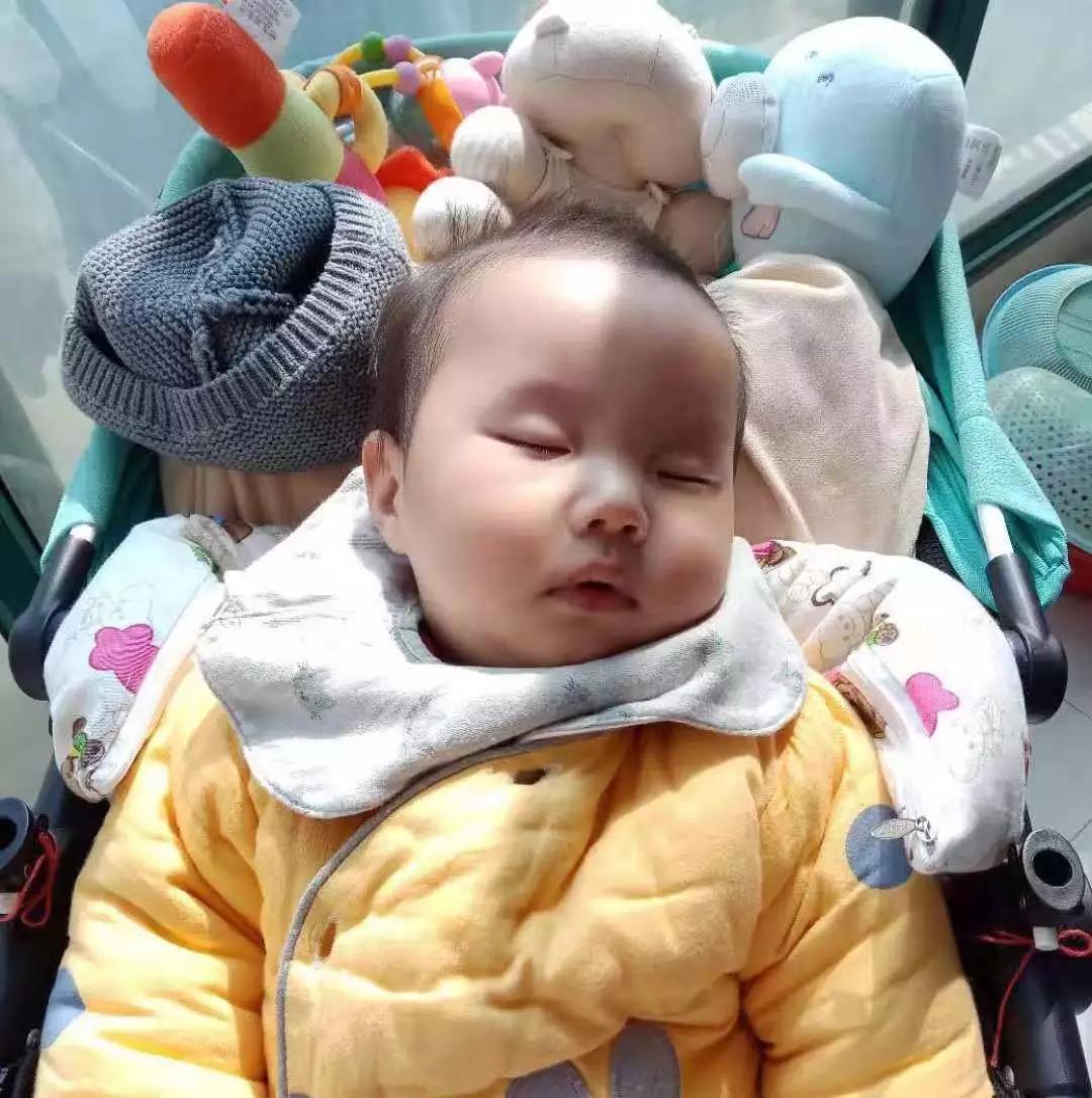 哄睡一直哄一直哭,哄睡的最高境界与娃一起睡着