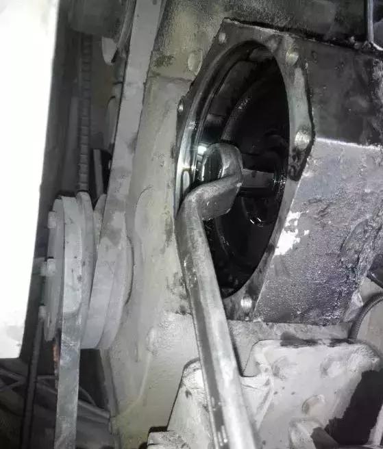 柴油发动机冒白烟启动不了,发动机尾气冒大量白烟加油无力