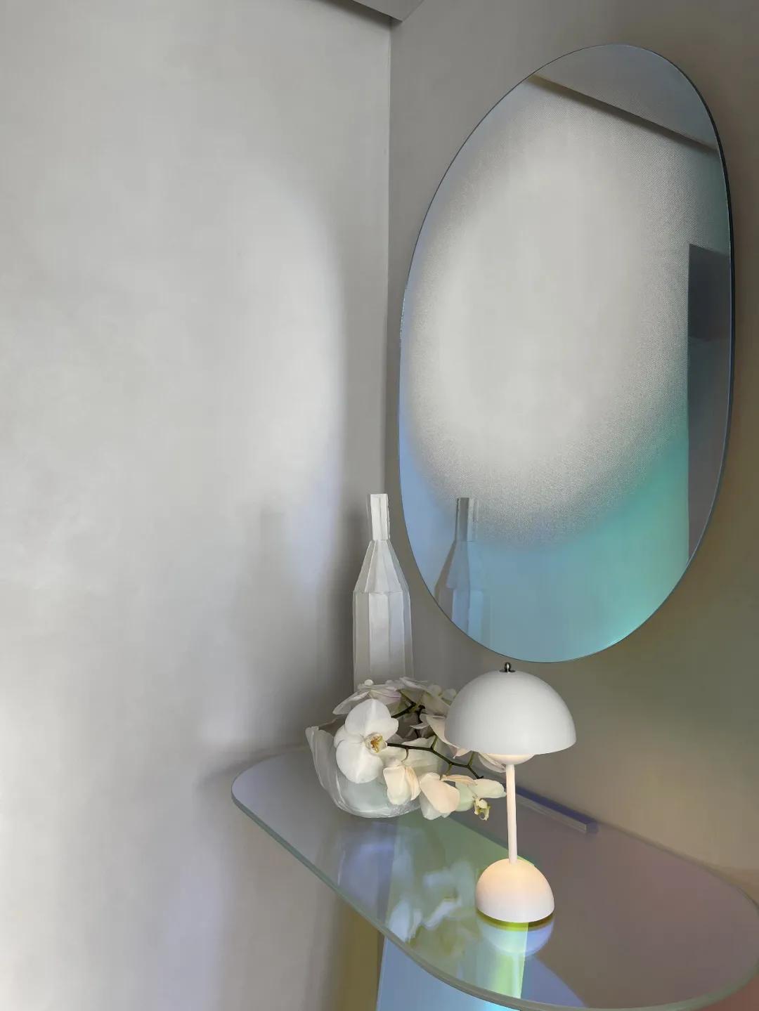 她从欧洲背回月球灯，“明明如月，何时可掇”，把家变成了艺术馆