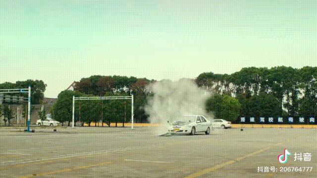 货车漏油致多车碰撞现场一片狼藉,货车相撞现场惨烈