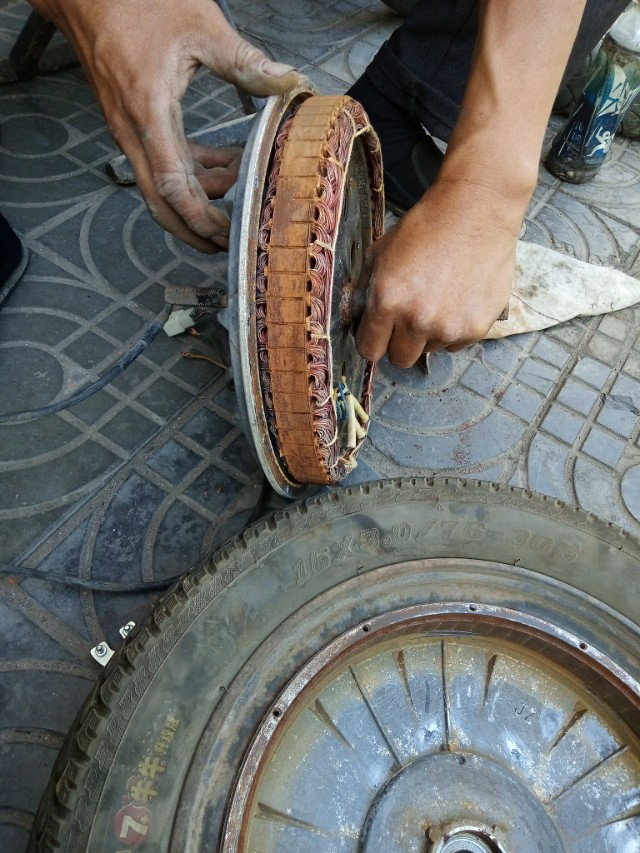 两轮电动车电机发热是什么原因,电动车跑起来电机发热怎么回事