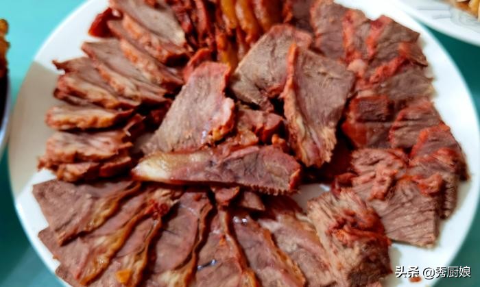 城里女婿帮丈母娘干活,农村女婿给丈母娘晒谷子