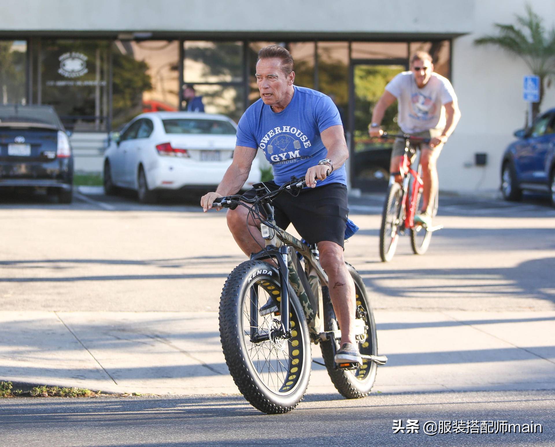 73岁施瓦辛格不低调，穿皮衣骑摩托炫酷抢眼，踩铆钉靴显硬汉本色