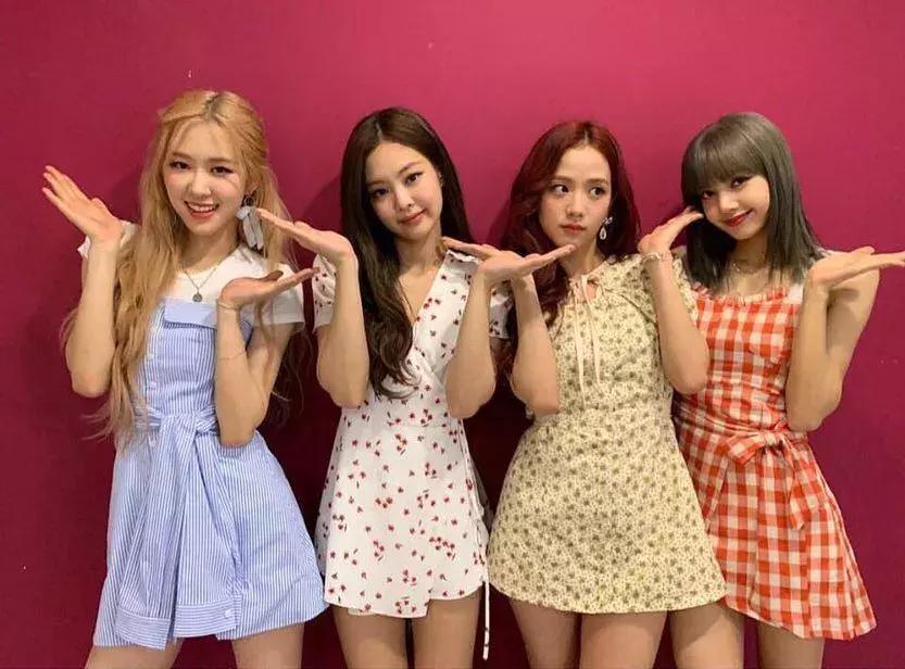 宣美黑色吊带裙,lisa时尚撞衫