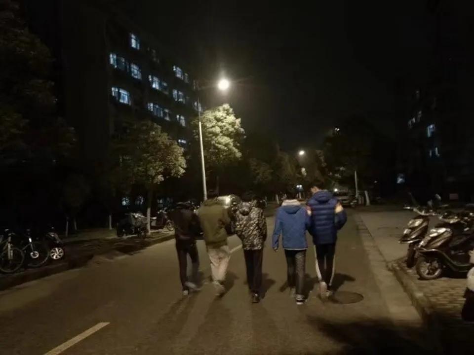 无锡一高校宿舍,成都一大学寝室6名男生上名校