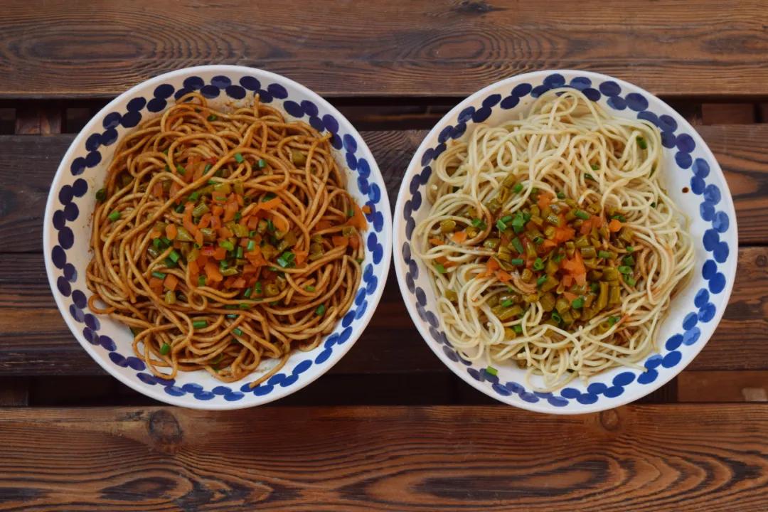 武汉姑娘摆摊做汉堡,武汉自己在家做美食