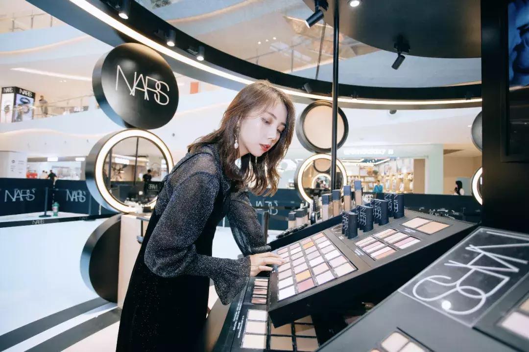 nars彩妆视频,号称彩妆界老司机的nars