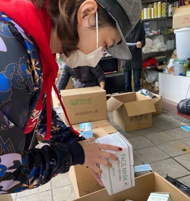 现在大家都在抢防疫物资吗,大家都在抢口罩吗