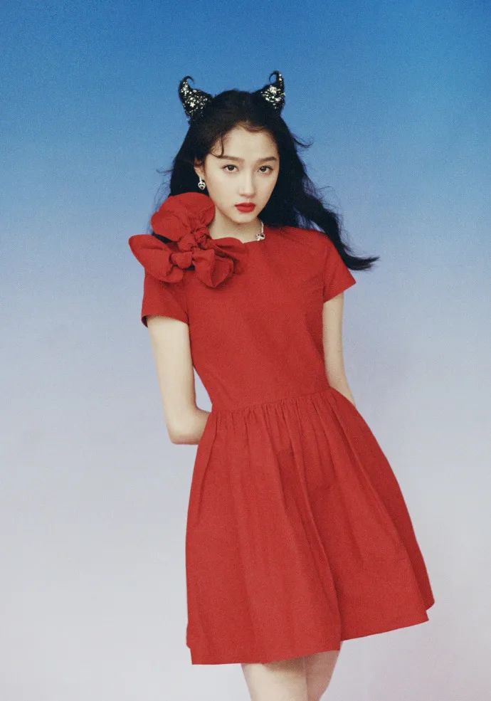 春晚时尚图鉴:热巴杨幂的红裙、王菲刷碗手套和董卿李思思的口红