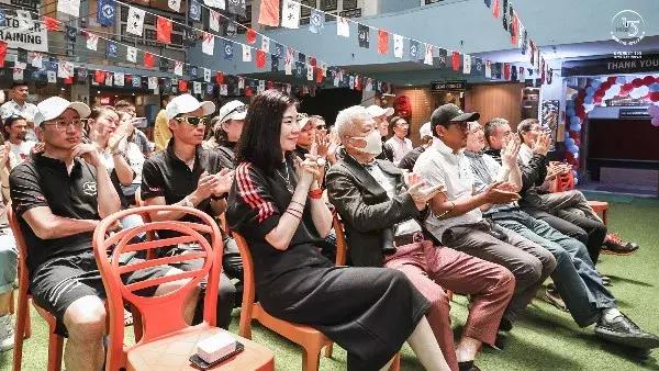 历经几十年登上珠穆朗玛峰的人,一群普通人攀登珠峰的故事