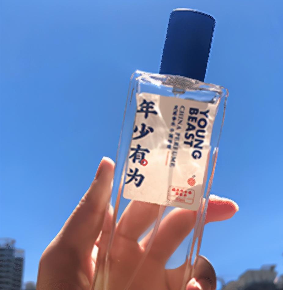 夏季香水怎么用才能使香味持久,味道太浓的香水可以怎样变得好闻