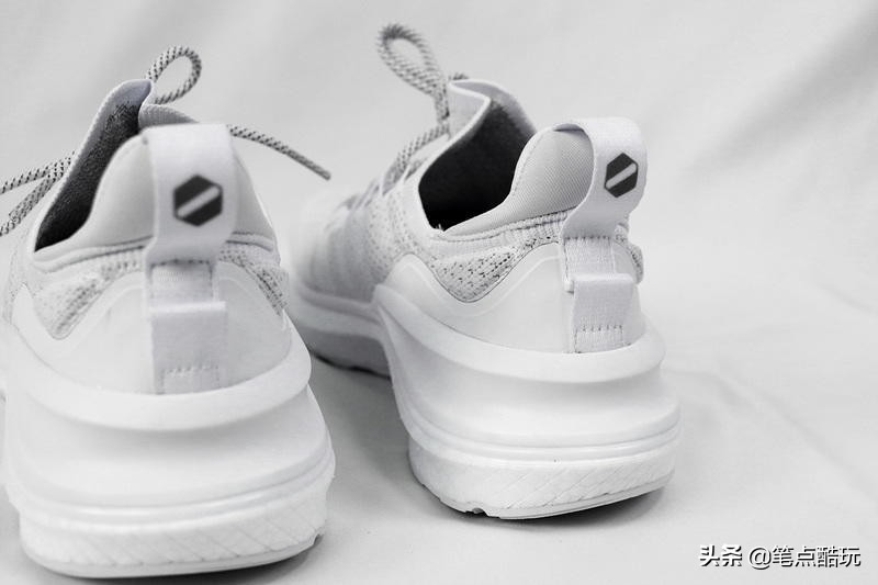 小米爆款运动鞋,小米运动鞋1-4代哪个好
