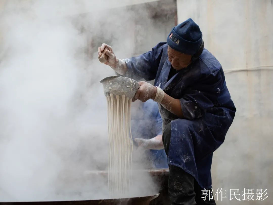 山东漏粉条的过程视频,漏瓢式粉条制作技术视频