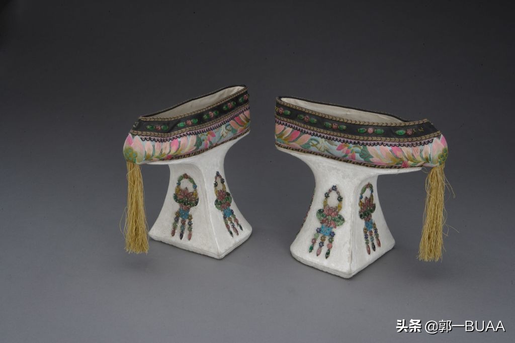 “凌波小袜”、“金莲凤头”:《闲情偶寄》中的女子鞋袜之美