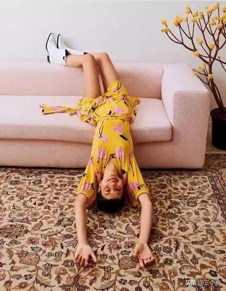 今年流行的裙子不穿高跟鞋,穿今年最流行的裙子