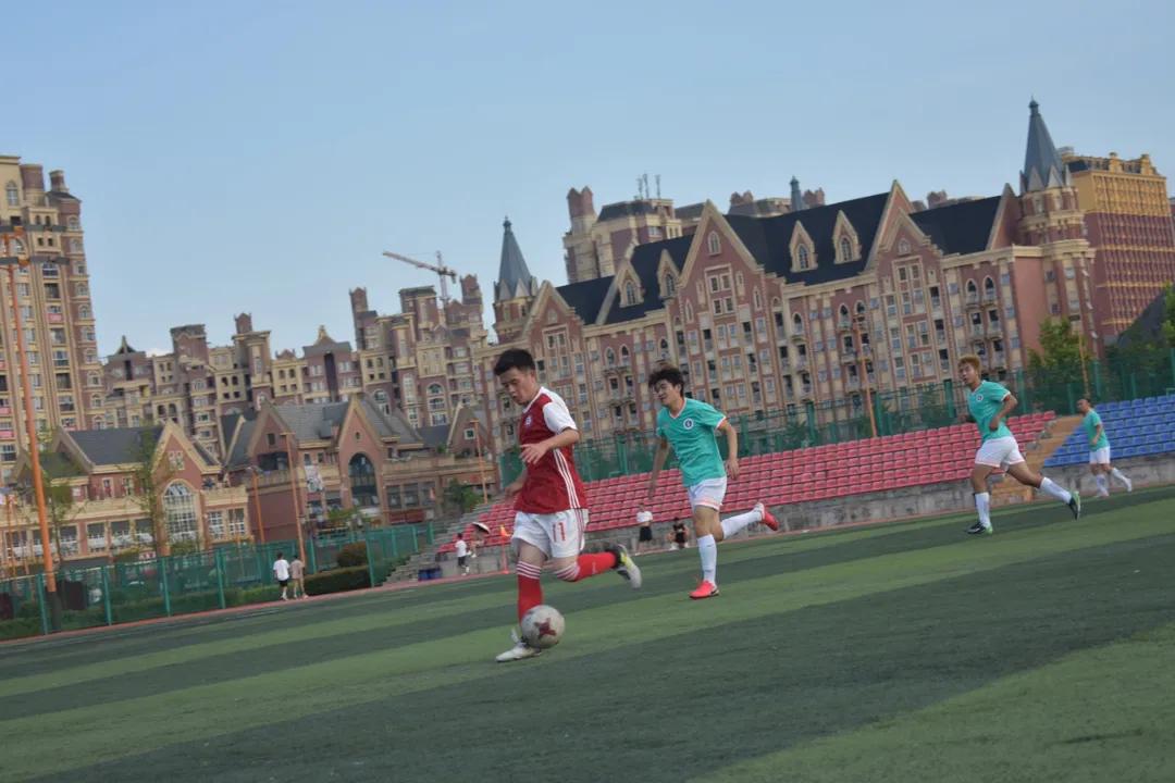 汗水留在足球场,足球场挥洒汗水优美句子