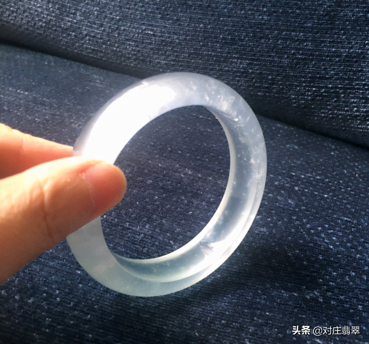 冰透蓝翡翠手镯高品质,冰透水润的翡翠手镯价格