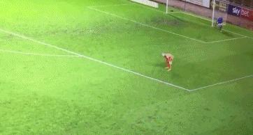 搞笑视频门将被数次击中,门将乌龙球爆笑视频