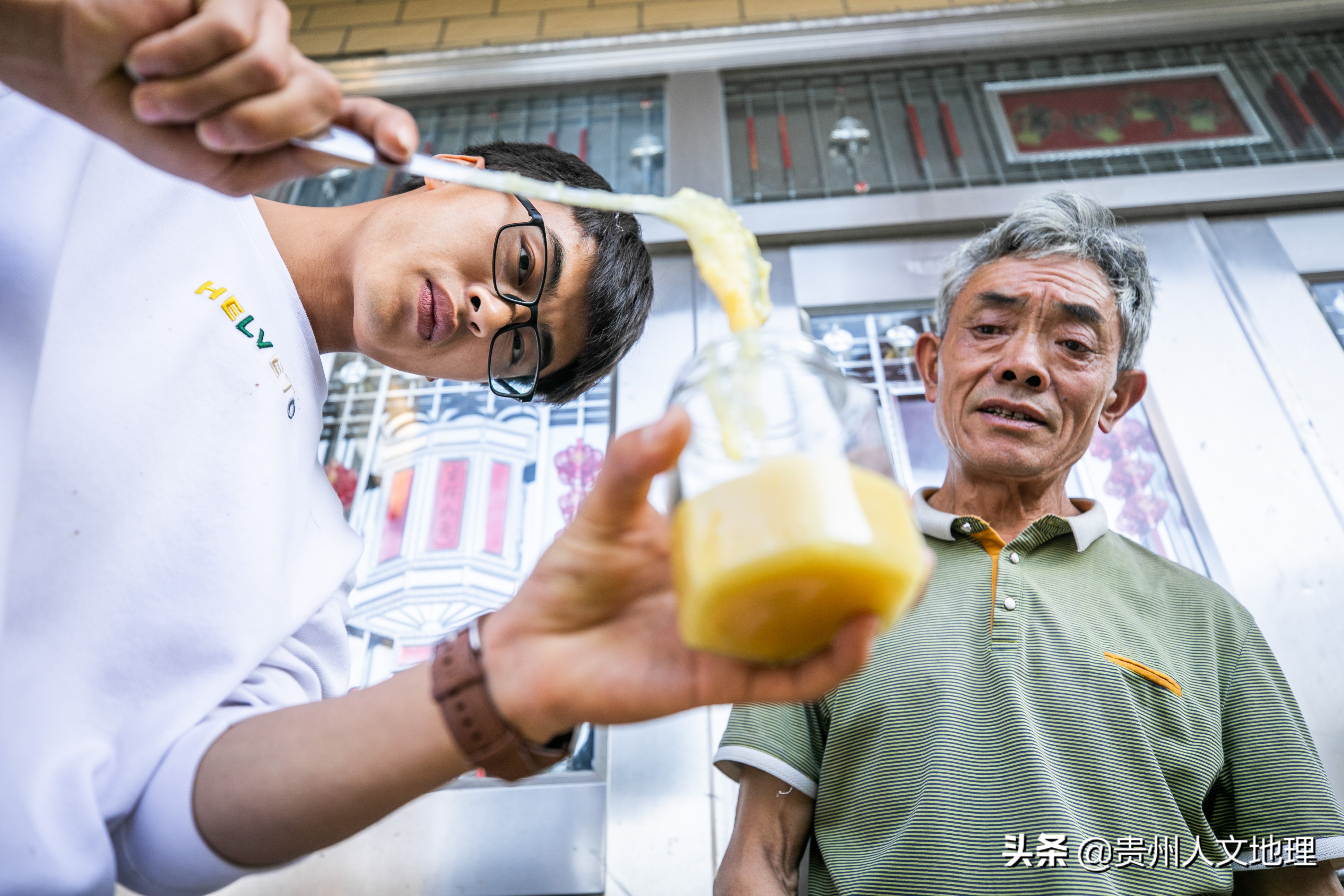 六旬老翁学养蜂网络直播卖蜂蜜年入近40万，取名小龙女