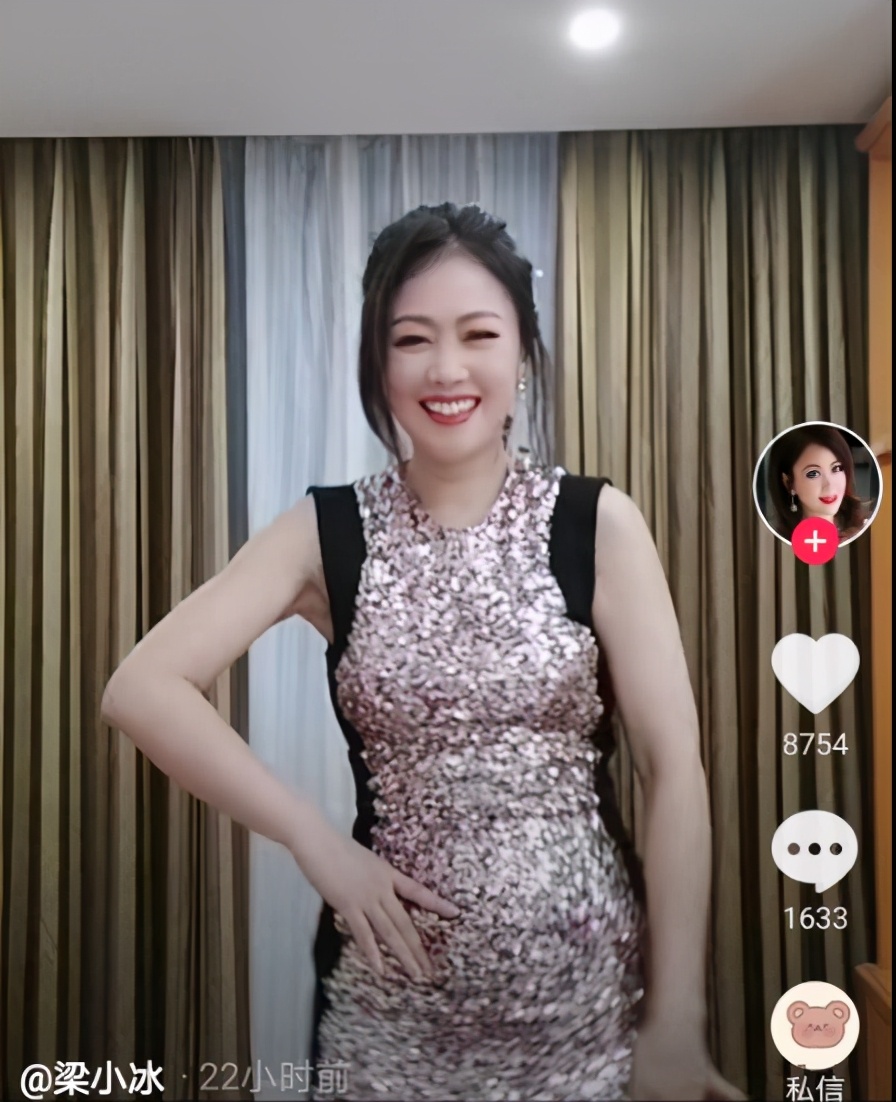 50岁梁小冰小腹凸显,被网友怀疑怀孕,6字回应尽显情商