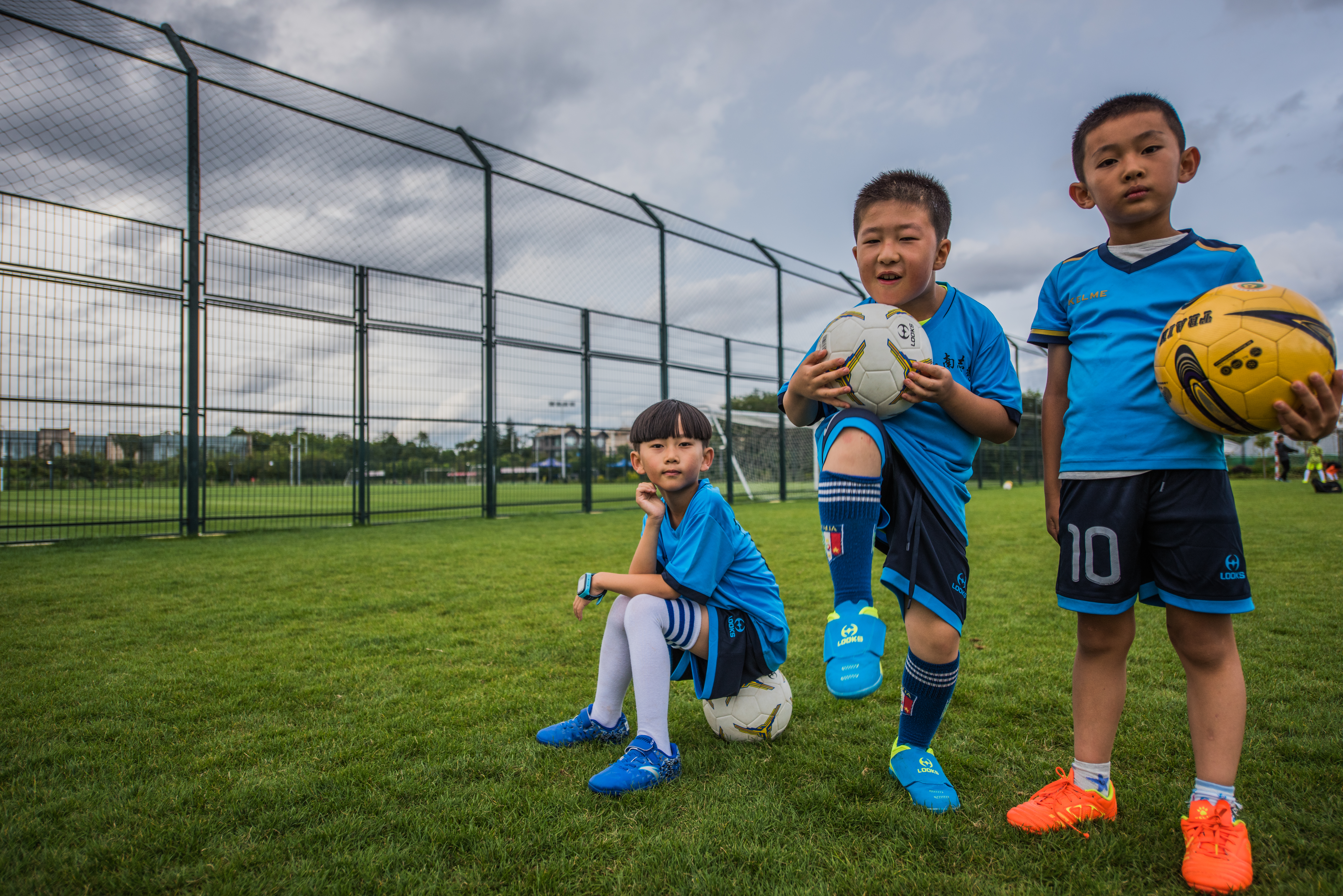 昆明少儿足球训练日志：抬头观察的习惯如何养成