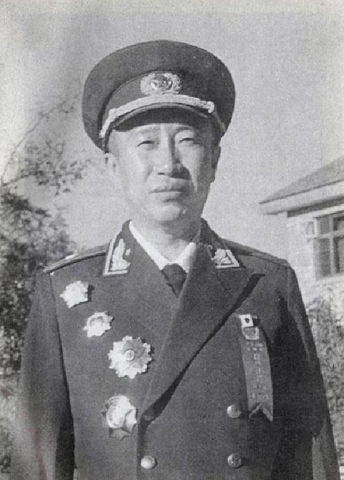 五五授衔时，人民*队军**八位最出众的参谋长，分别被授予什么军衔？