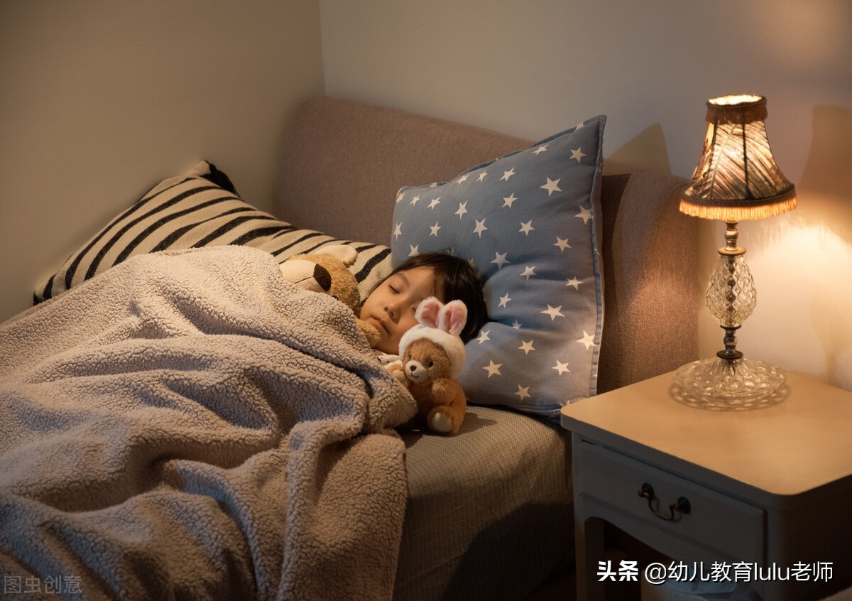 小孩晚上不睡觉的最好解决方式,幼儿入园第一天晚上睡觉情绪崩溃