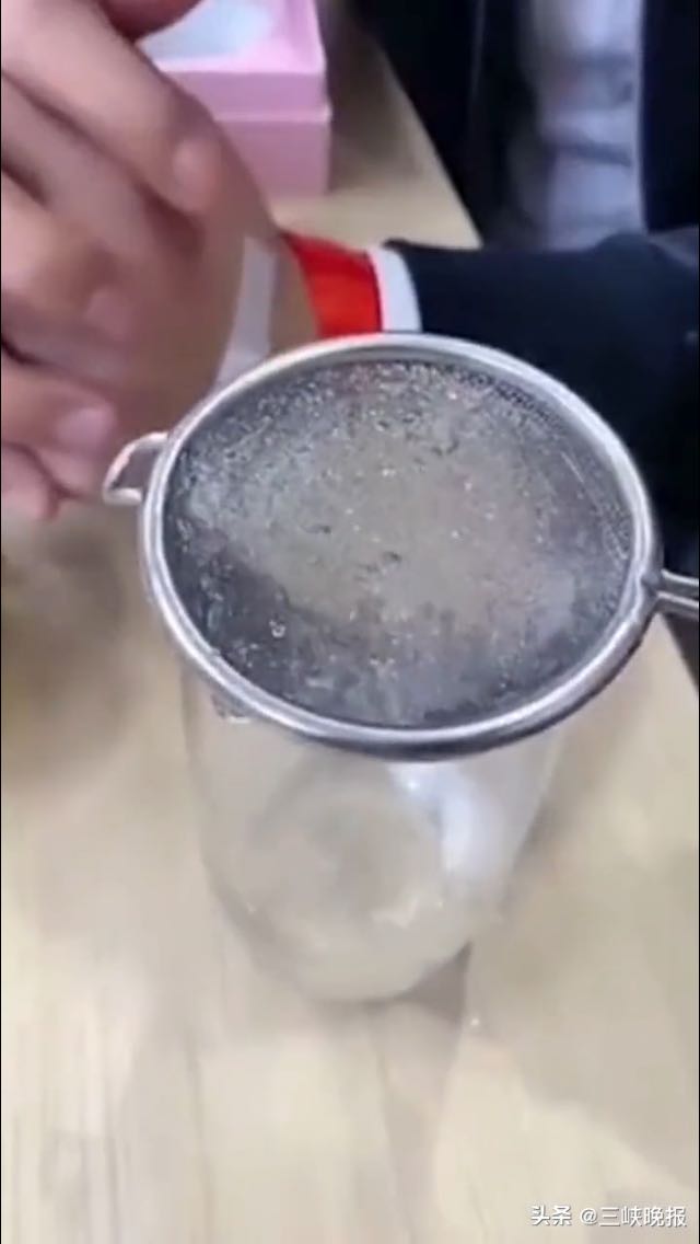 现在都不玩以次充好了，都直接李代桃僵了