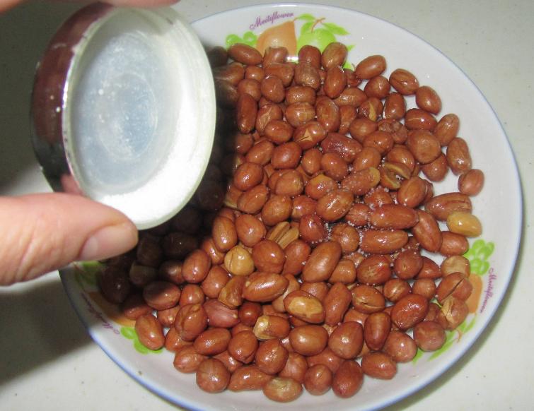 炸花生米时，很多人用错了“水”！难怪花生不脆也不香