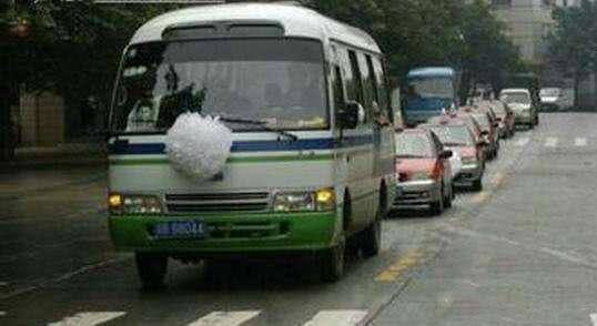 开车参加葬礼中途可以停车下去吗,开车时误入送殡的车队怎么办