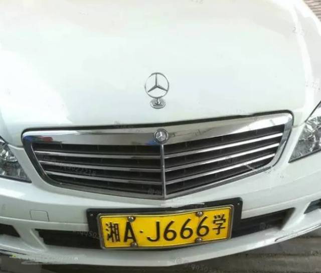 路上看见教练车怎么办,路上看到停在路边的保时捷