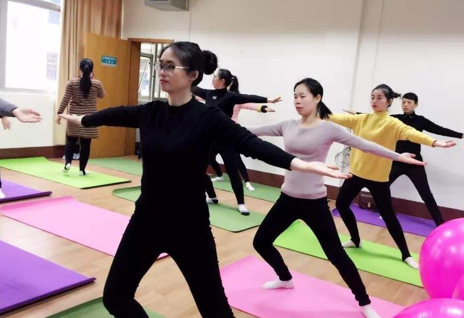 水果姐怀孕六个月挑战唱跳,体态丰腴却自信满满,宛如一个女英雄