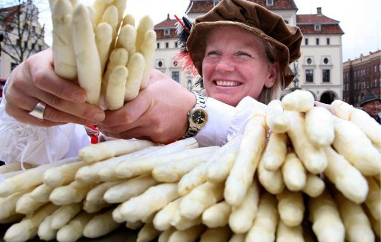 5月我家喜欢吃这菜，吃一根等于吃3个鸡蛋，老外见了直接生吃